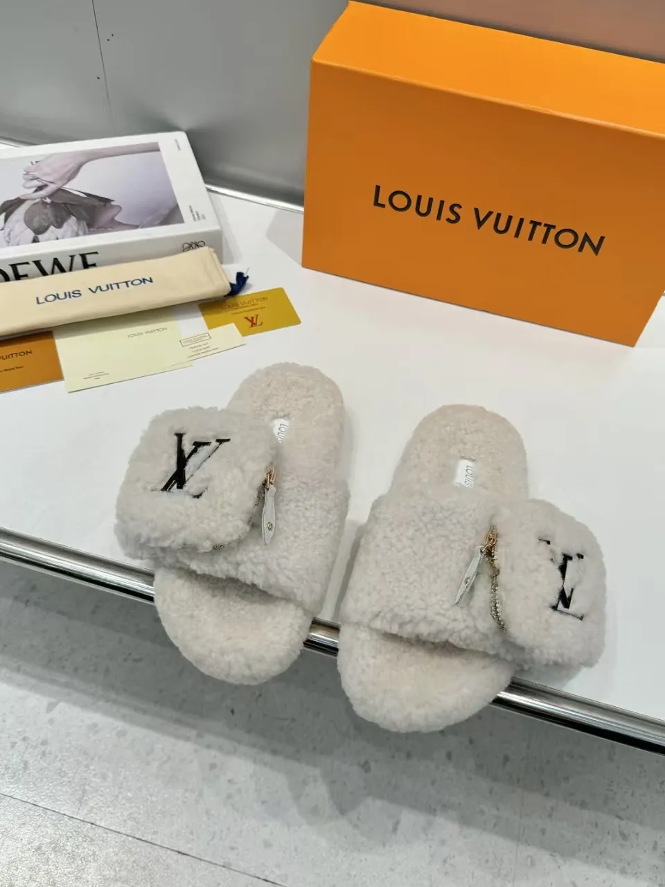 👟👟Ex-factory price 500👟👟 Popular style [LV mop] official website synchronization: counter quality! My family only makes all-genuine lamb 🐑 wool. A giant trendy fall and winter thick-soled fur flip flop. The super comfortable and luxurious wool texture makes your feet more beautiful, confident and comfortable. It is very suitable for home and outdoor use. 1: Fabric: Genuine leather lamb 🐑 wool 2: Lining: Genuine leather lamb 🐑 wool 3: Foot pads: Genuine leather lamb 🐑 wool 4: Outsole: Wear-resistant and non-slip rubber outsole 5: Number of yards: 35-41 yards [Note: 41 customized]